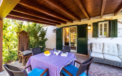 Terraza privada en planta baja junto a dormitorio